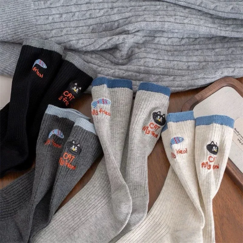 4 Pairs of Socks in Random Colors, New Autumn and Winter Style Socks for Women, Trendy Color-Blocking Ab Version with Embroidered Cute Cartoon Cats and Fish, Letter Print Mid-Calf Socks
