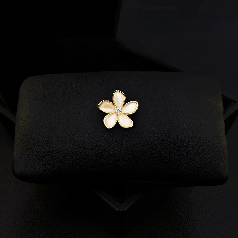 

1801 Off-White Small Flower Brooch Elegant Premium Versatile Corsage Dainty Unique Anti-Exposure Pin Fashion Chic Women Cute