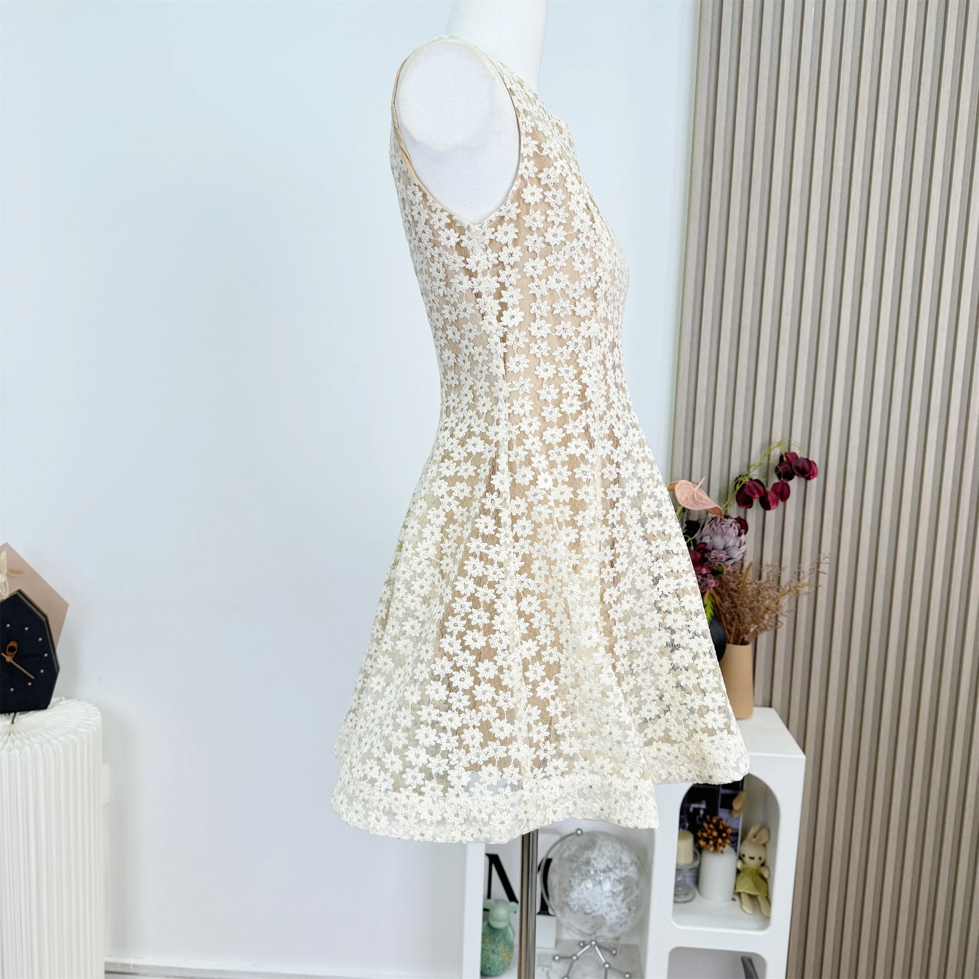 فستان نسائي صيفي أنيق مطرز بالزهور ورقبة دائرية بدون أكمام على شكل حرف A فستان نسائي قصير ضيق للعطلات