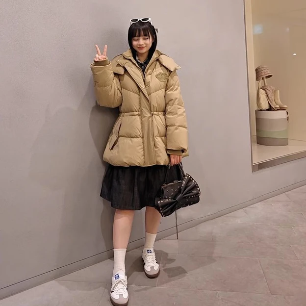 Jaqueta de Pluma de Ganso Fena Estilosa, Casaco de Crimento Médio com Gola Alta, Capuz e Cintura Ajustável, Marca Self...