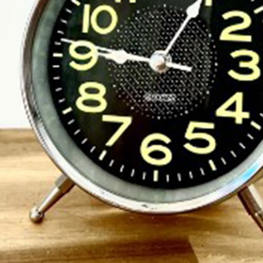 4 Inch Dial Twin Bell Alarm Clock Silver Glow In Dark Battery Operated Alarm Clock Metal Analog Desk Clock For Heavy Sleepers