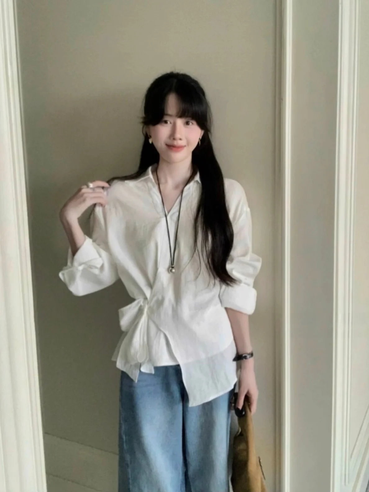 

Белая женская свободная блузка с V-образным вырезом и длинными рукавами, с узлом на талии, для ранней весны, повседневная, удобная, дышащая, из смесового хлопка и полиэстера