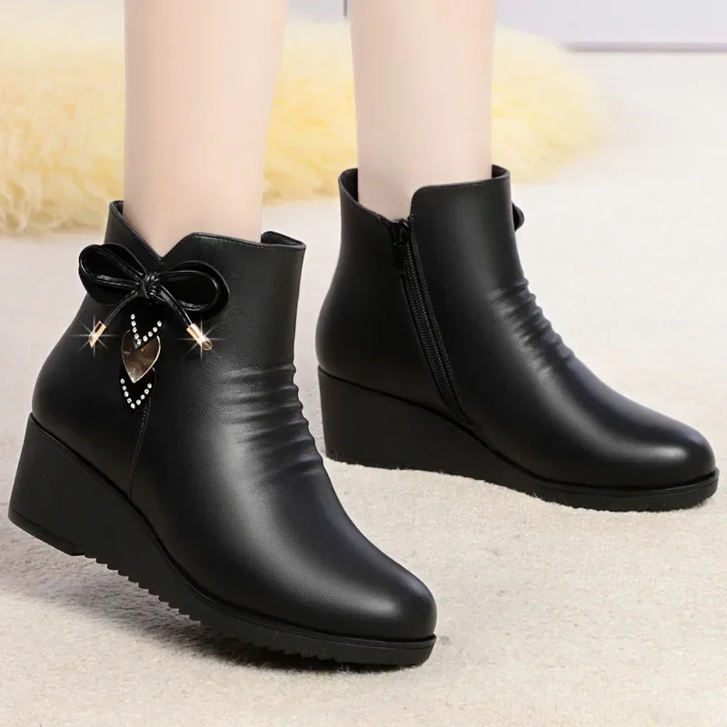

5.5cm Plus Size 35-42 Comfortable Warm Fur Shoes Winter Soft Leather Ankle Boots Med Heels Platform Wedges Boots for Mom W479