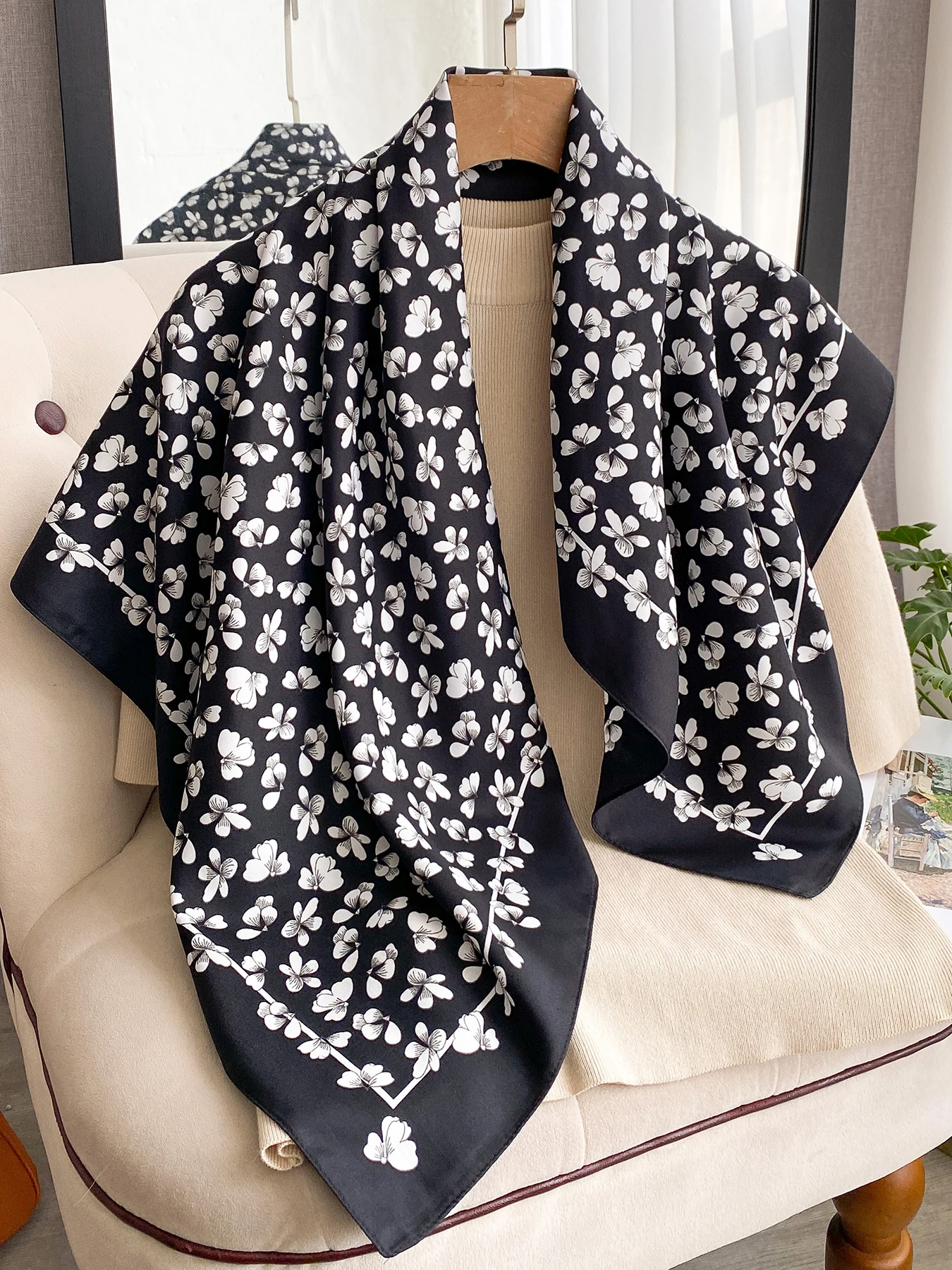 90*90cm Blumenbedruckter Baumwoll-Quadratschal Damen Seidenschals Bandanas Luxuriöser Strand-Schal Eleganter Reise-Hijab für Damen