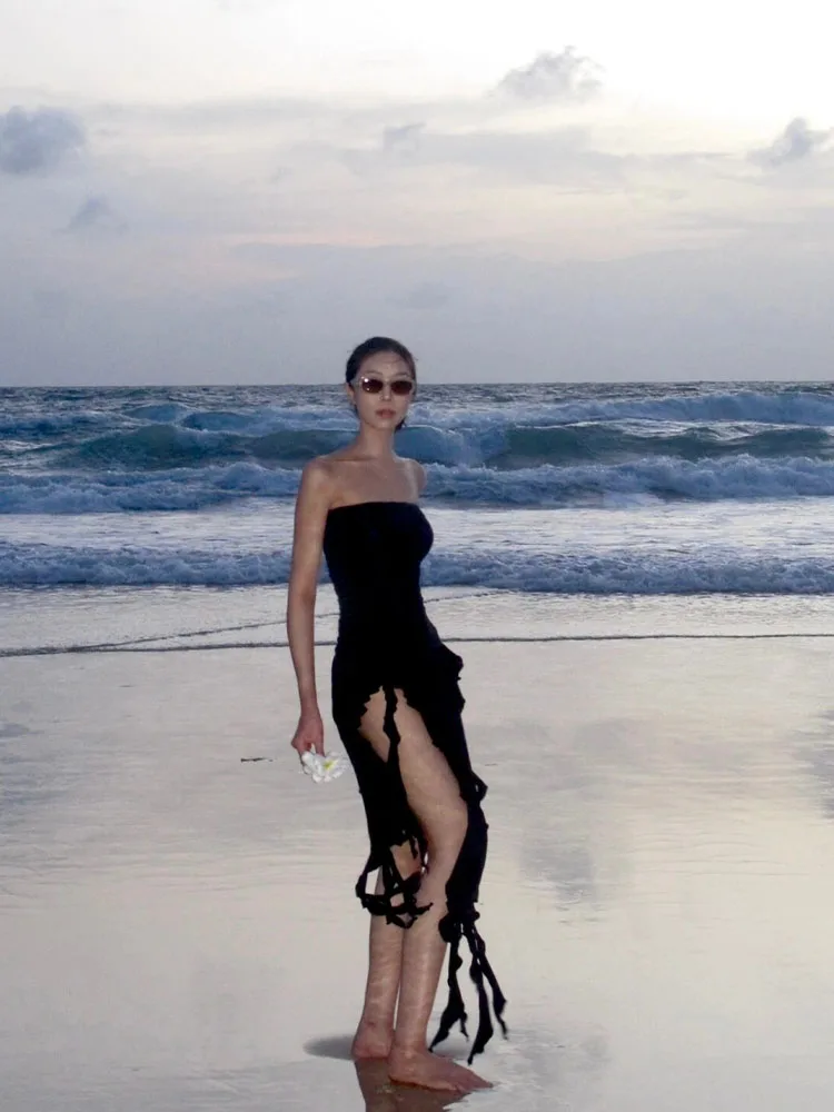 فستان نسائي مثير بدون حمالات مكشوف الأكتاف متوسط الطول مع حافة كشكش فستان على طراز سبليت لصيف 2025 فستان حفلات بقصة ضيقة