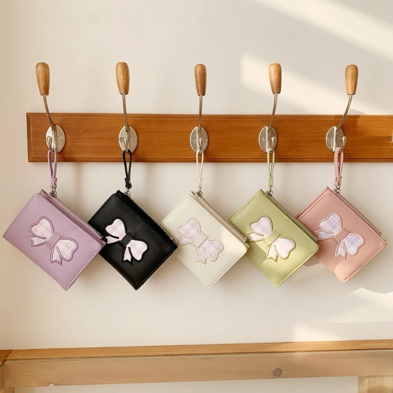 Maks: Stilīgs īss maks ar bantītēm, karšu nodalījumiem un monētu kabatu.