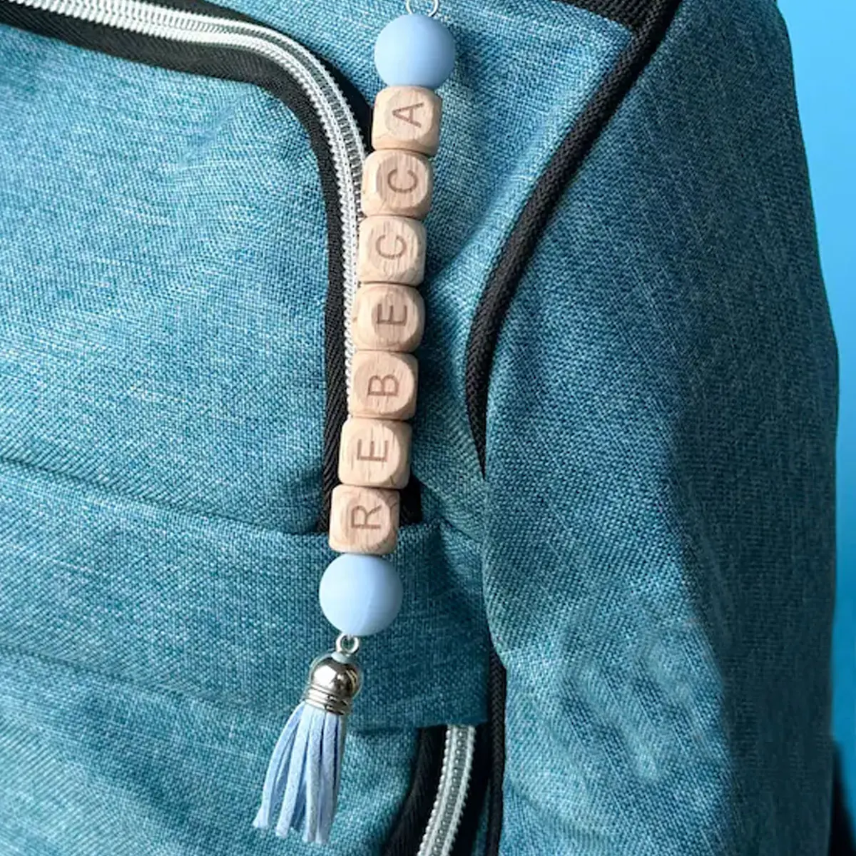 قطعة واحدة من سلسلة المفاتيح المخصصة المصنوعة من السيليكون المطرز مع عناصر شرابة متعددة الألوان، هدية قلادة فريدة من نوعها على ظهره مخصصة