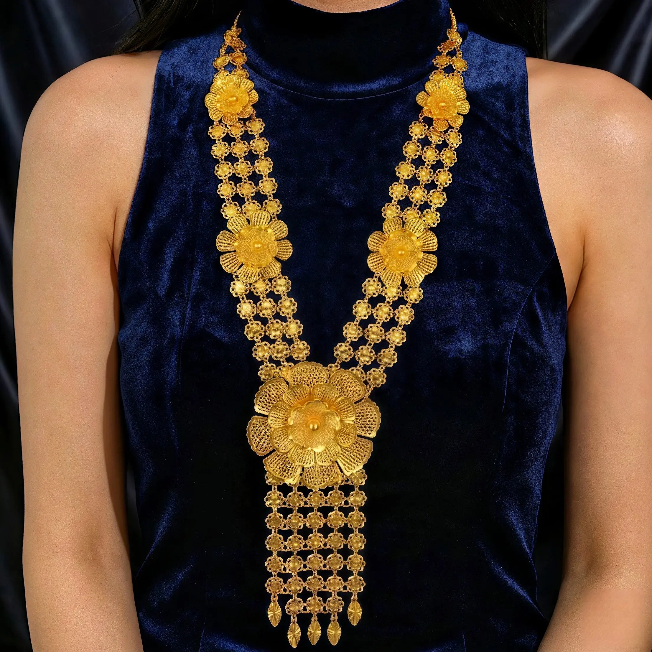 Luxuriöses Indisches 24k Goldfarbenes Langes Blumen-Halsketten- und Ohrring-Set für Bräute, Dubai Äthiopischer Schmuck, Ohrringe für Bankette und Geschenke – Detail 2