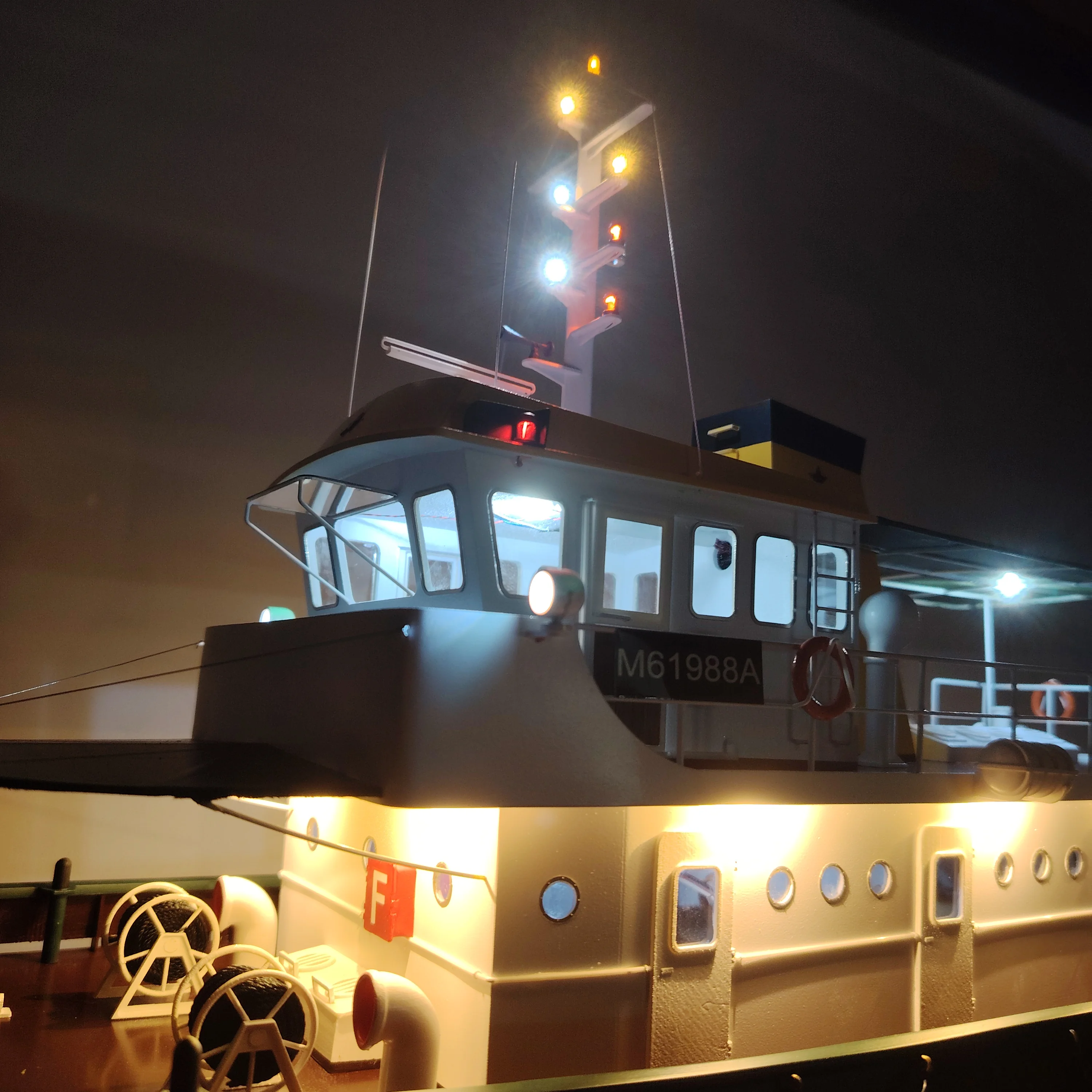 Modelo de barco 1/35 "Wo Shun 03" He Shun 03 Kit de montaje de lancha de remolque de puerto de viento modelo de potencia de simulación sin terminar con Motor