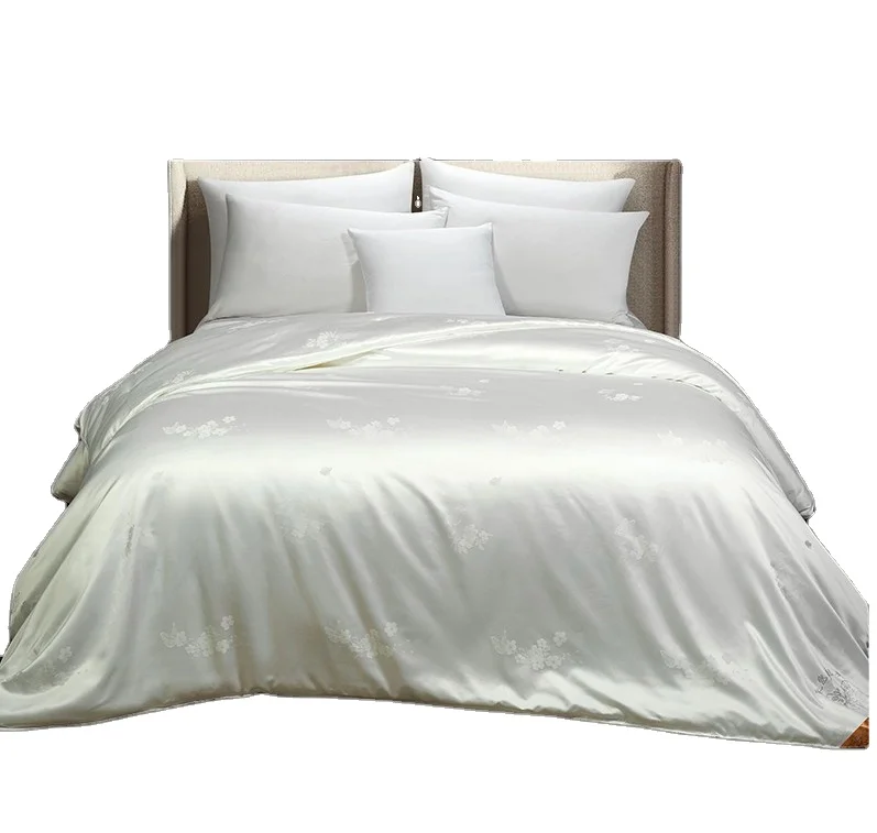 

The Best Quality Hotels and Homes Use Durable and Comfortable Silk Quilts Logo Can Be Customized Hotels Use Silk Quilts