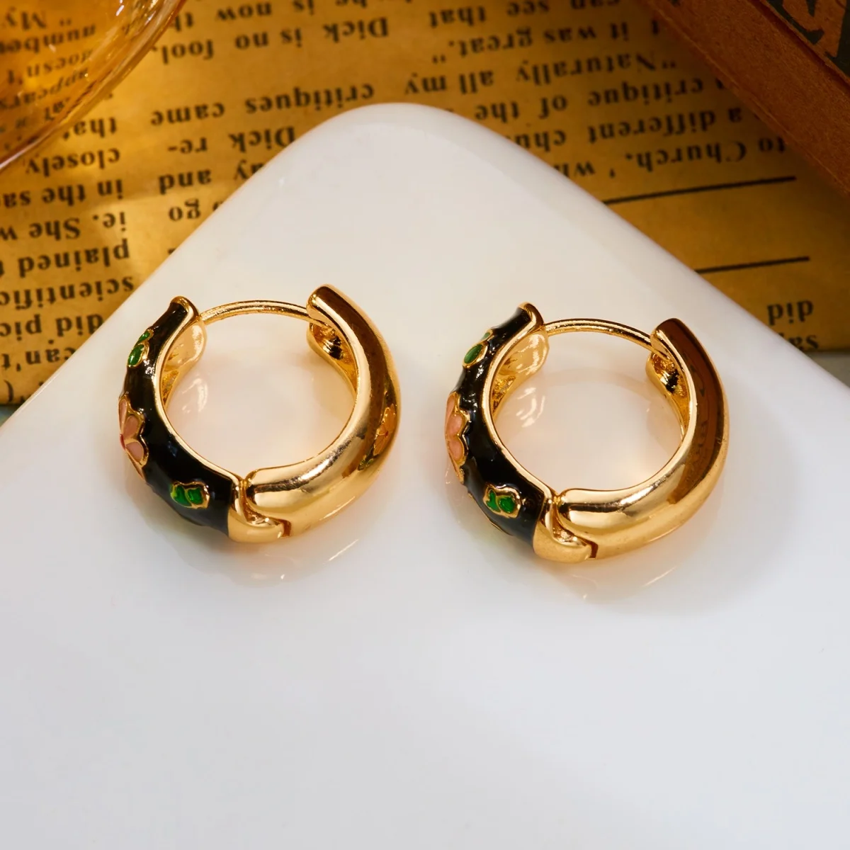 Süße bunte Emaille-Gänseblümchen-Ohrstecker für Damen und Herren, elegante geometrische Creolen mit Gittermuster, Schmuck – Detail 30