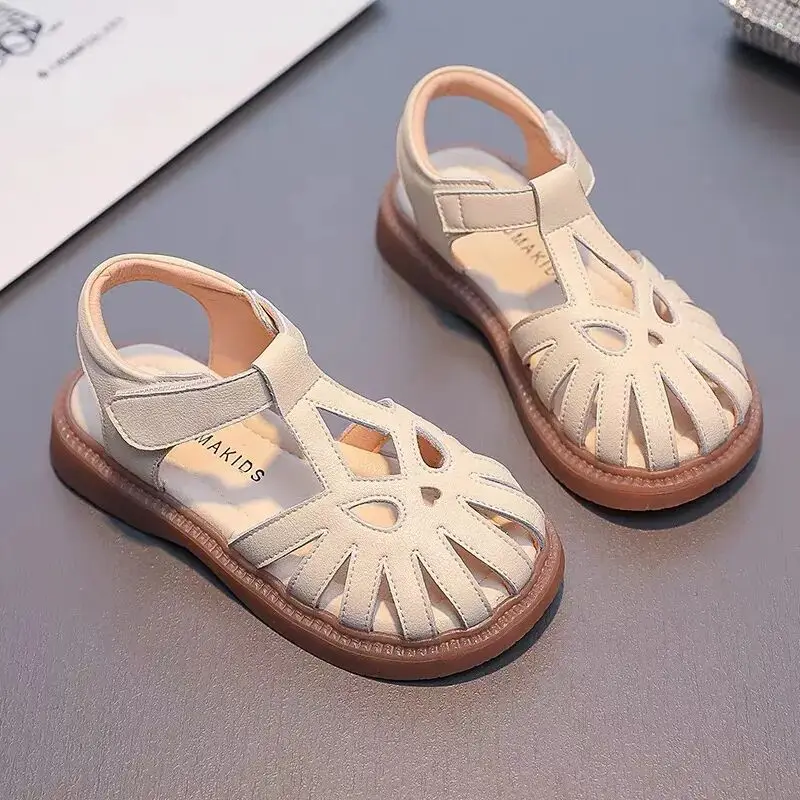 Sandalias de cuero para niñas, zapatos Baotou de suela suave hueca, zapatos de princesa a la moda, novedad de verano