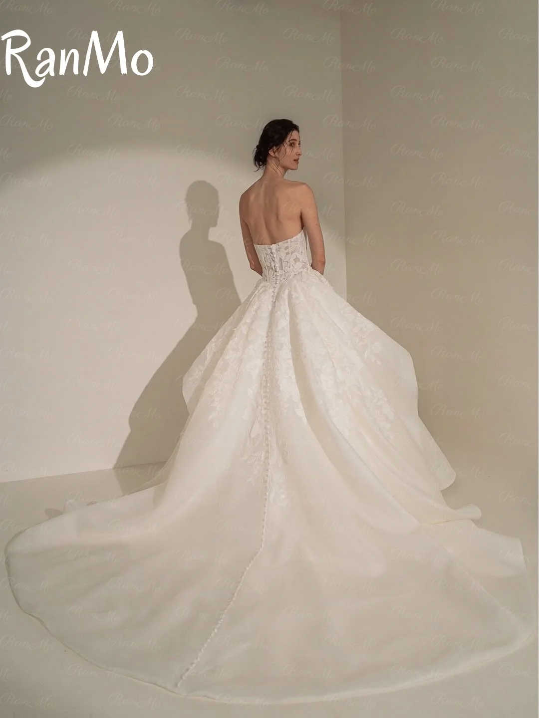Ranmo Nuovo 2025 Bianco A Line Abito da sposa Senza maniche Fiore di pizzo Vestido de novia Elegante pavimento-lunghezza Abito da sposa Personalizzato