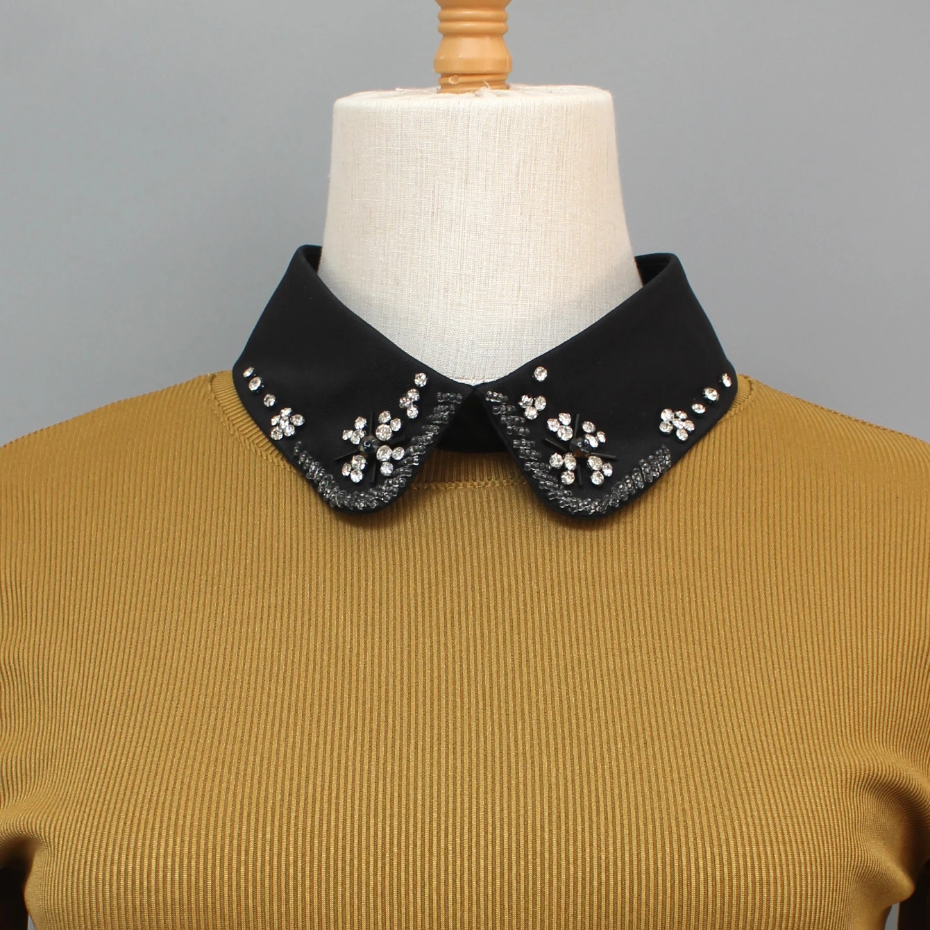 Beaded and shiny false collar. Fashionable and versatile. Skin-friendly. Exquisite, luxurious and beautiful in spring, summer, a