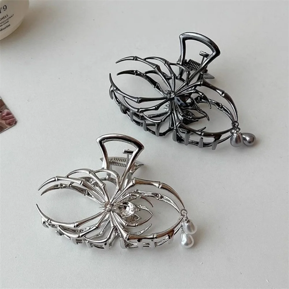 1Pcs Gothic Black Big Spider Hair Clips For Women Punk Creative Metal Pearl Charm Hair Claw Halloween Party Hair Accessories