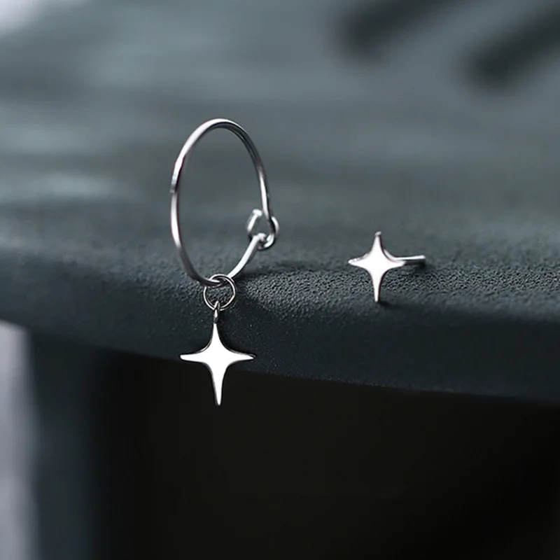 Pendientes de aro asimétricos de Color plateado con forma de estrella de cuatro puntas y cruz para mujer, tachuelas pequeñas con luz de estrellas, joyería bonita para banquete