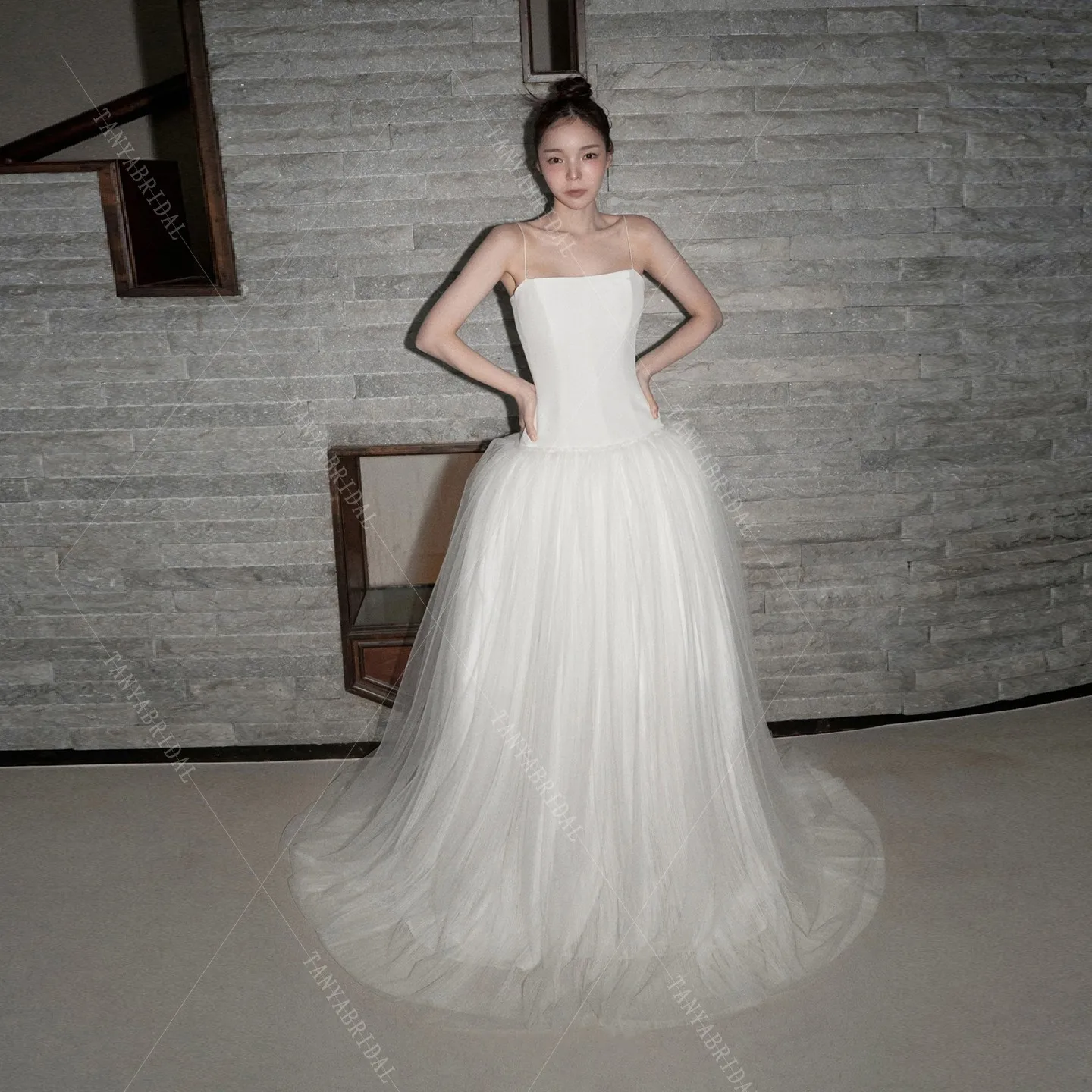 우아한 민소매 새틴과 튤 소재의 브라이덜 가운, 스파게티 스트랩 A라인 심플 웨딩드레스, 웨딩촬영 드레스