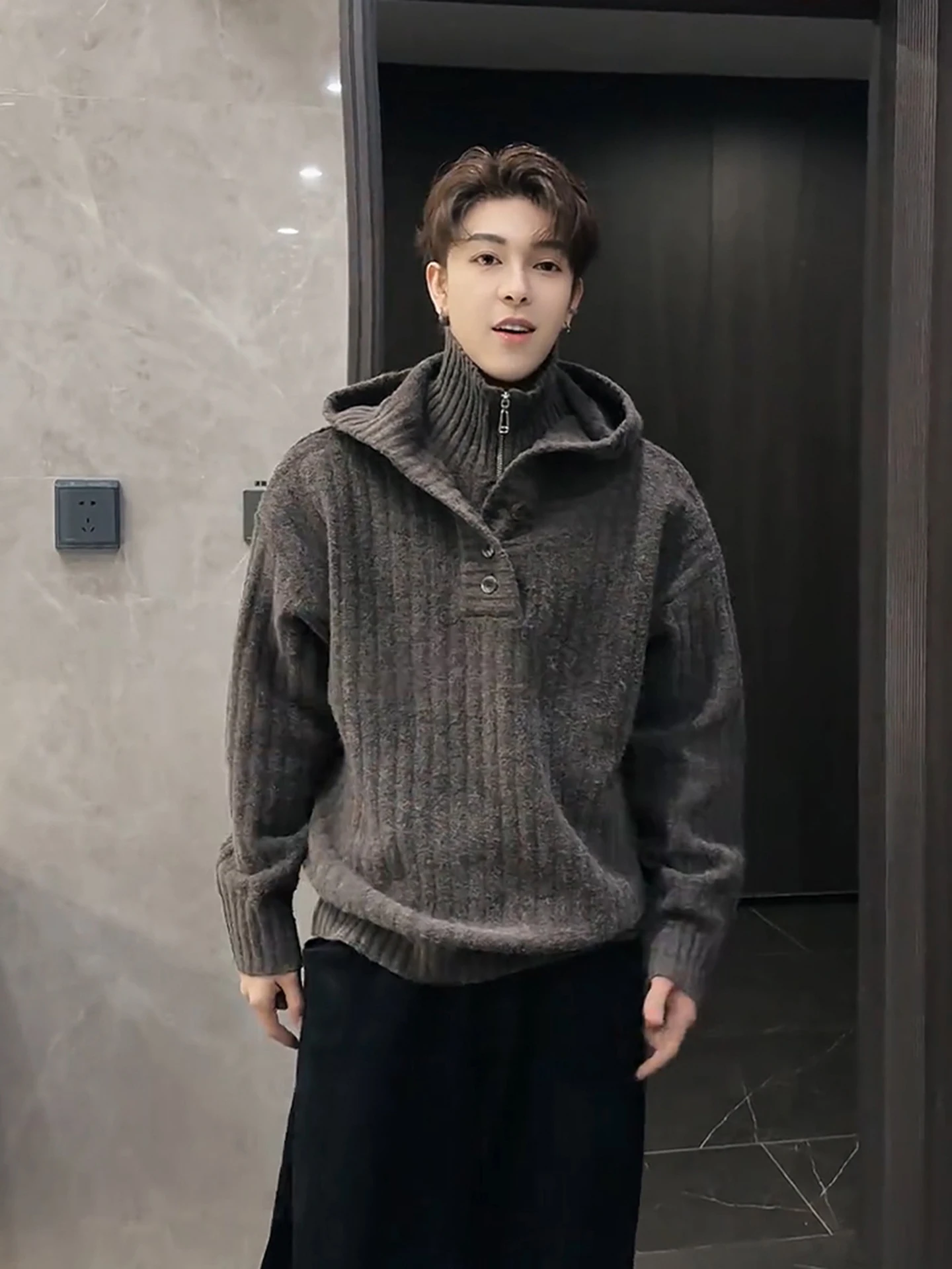 

Мужской зимний свитер-худи с высоким воротником и эффектом двухслойности, вязаный, с принтом, свободного кроя, в американском стиле