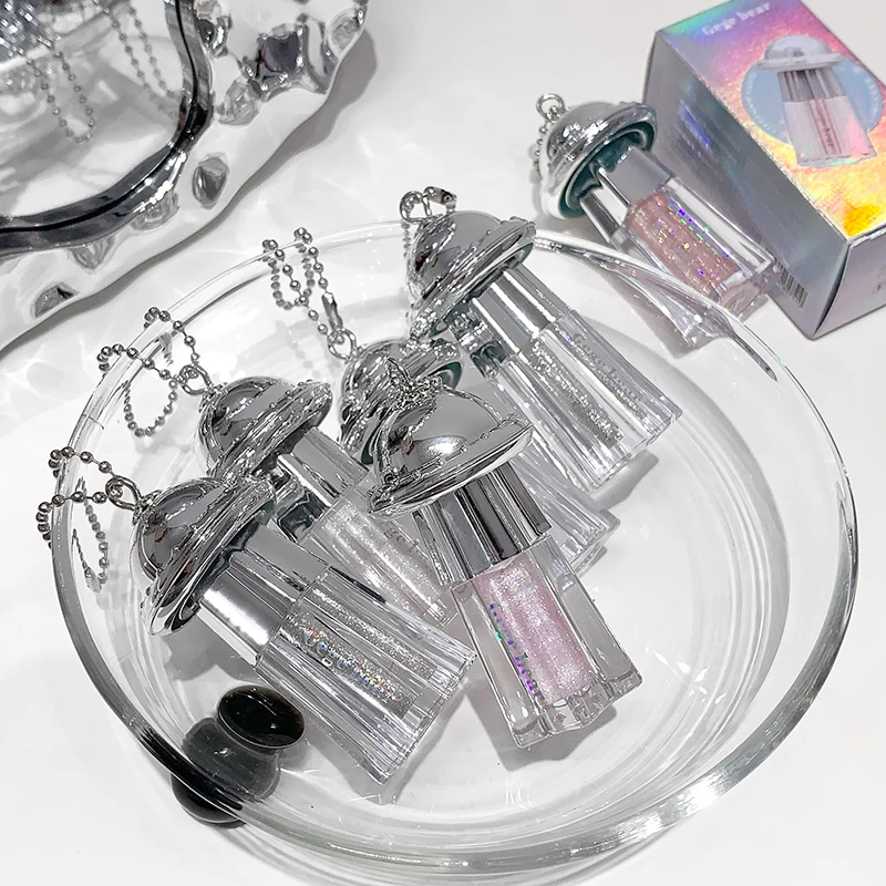 El líquido de sombra de ojos nacarado se puede utilizar como colgante y regalo.