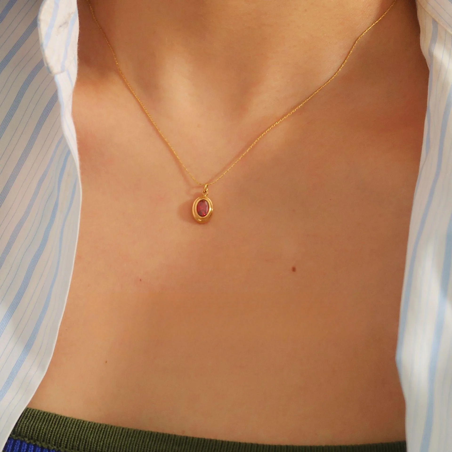 Zircon Necklace Oval Pendant Retro High-grade Sense of Antique Titanium Steel Gold-plated Clavicle Chain