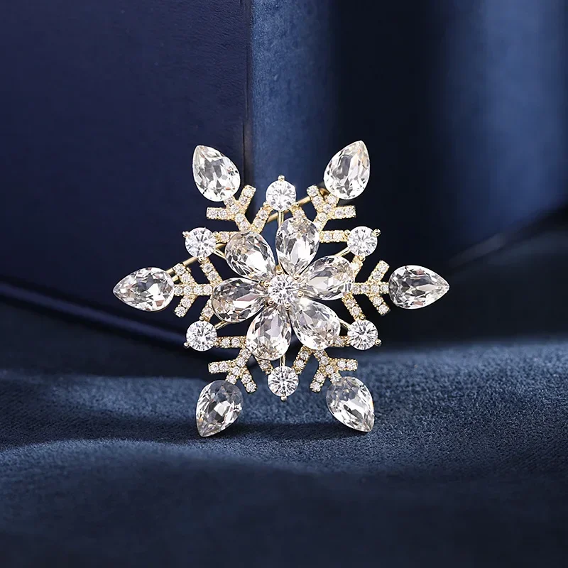 

High-end zircon snowflake brooch, niche design sense, suit overcoat, overcoat accessories, brooch, new clothing accessories