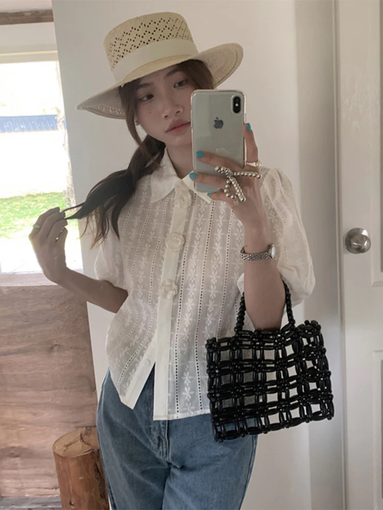 เสื้อเบลาส์ผู้หญิงสไตล์เรโทร ปกปักลายหนา ทรงบับเบิ้ล แฟชั่นฤดูร้อนสุดชิค  ตกแต่งดอกไม้ 3 มิติ  ใช้งานได้หลากหลาย