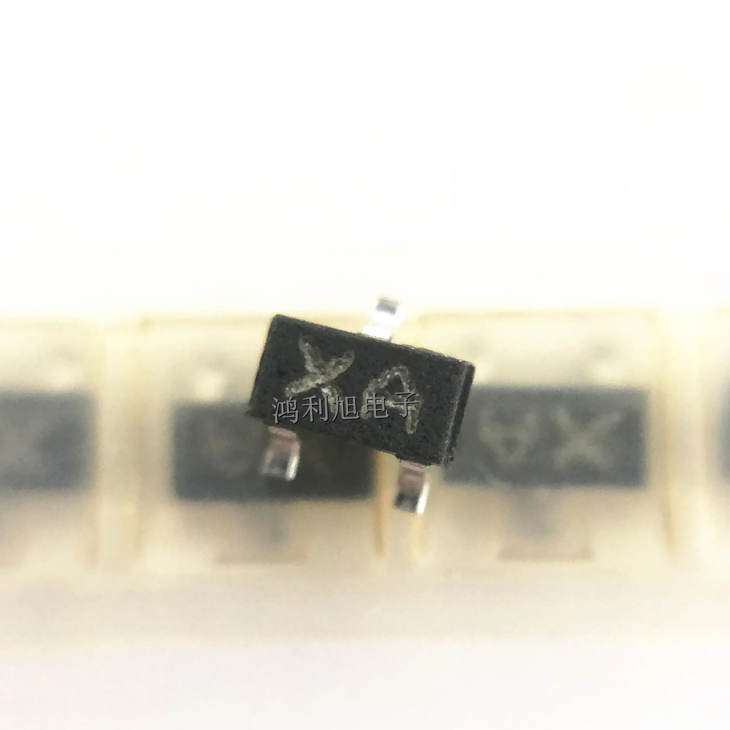 

20 шт./лот RN1401 RN1401,LF(T МАРКИРОВКА:XA Trans Digital BJT NPN 50 В 0,1 А 200 МВт 3-контактный S-Mini T/R