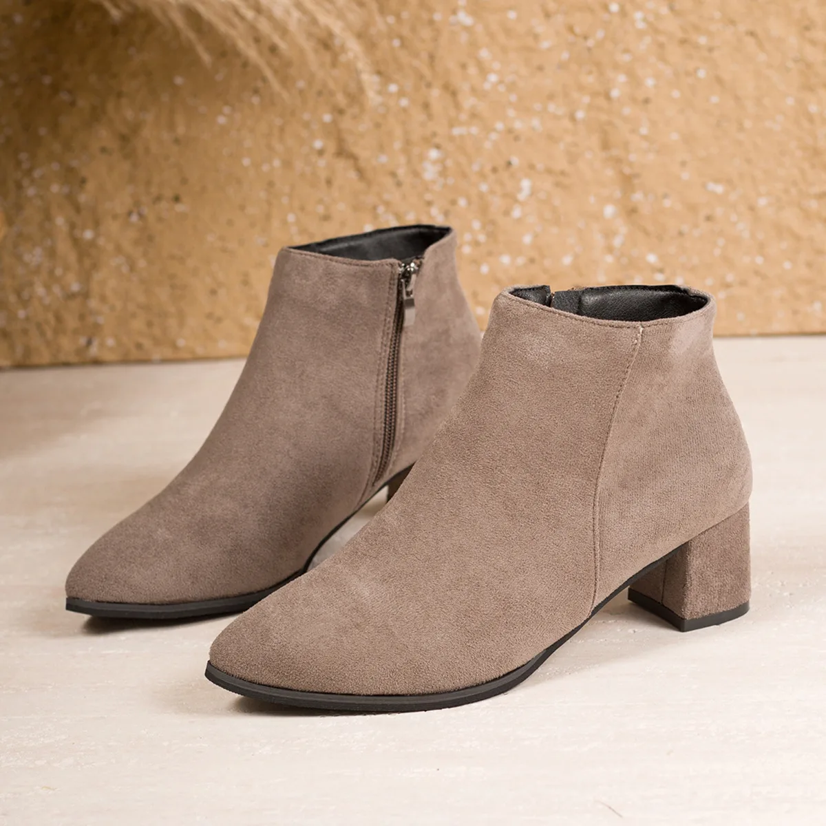 

Suede Mid-heel Boots, Pointed-Toe, Thick Heeled, Mid-heel, New Style for Export, Europe and America, 2025 Winter