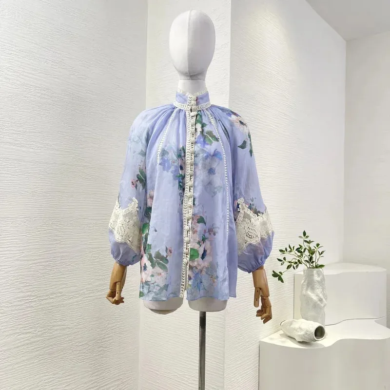 Nowy wiosenny letni strój damski 2025 Niebieski kwiatowy nadruk z długim rękawem Koronkowe wykończenia Ramie Bluzka i lniane szorty Zestawy