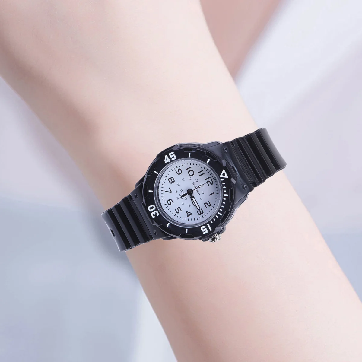 

Silicone Quartz Watch for Black and White Fashionable Comfortable Wear Arabic Numerals Precise Time Gift