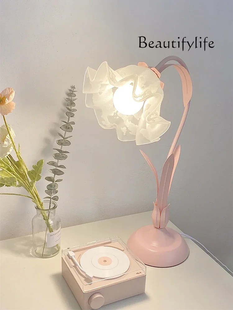 Bedroom bedside table lamp wind romantic girl pastoral flower led lamp rental room decoration atmosphere lamp