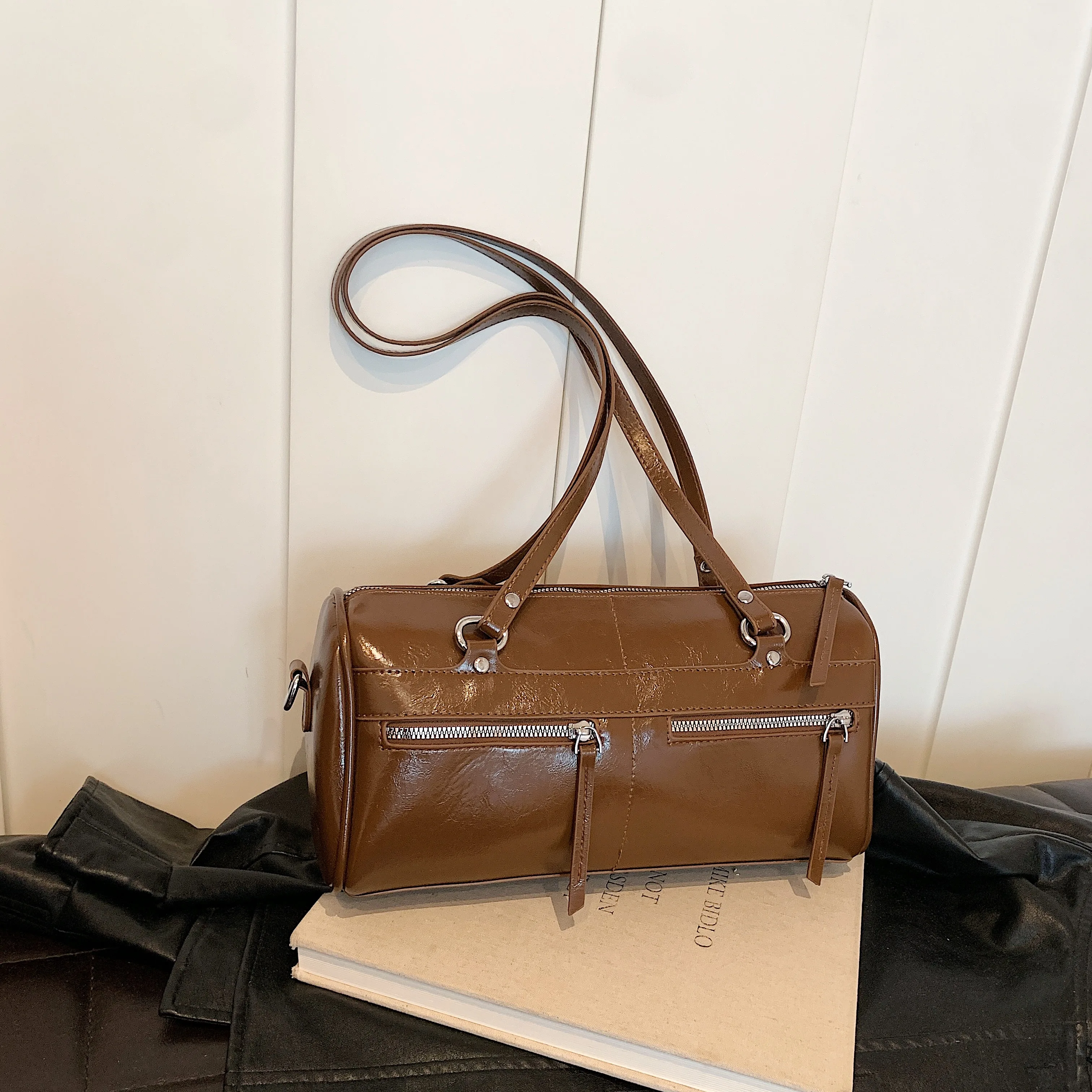 

Autumn and winter retro large-capacity bright hand-held messenger bag casual fashion lady shoulder bag