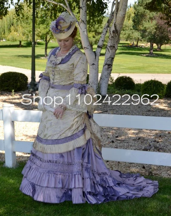 Maßgeschneidertes viktorianisches Ballkleid-Abschlussballkleid aus Champagnerfarbenem Flieder mit langen Ärmeln, gerüschten Rüschen, Trubel-Korsett, historisches Abendkleid