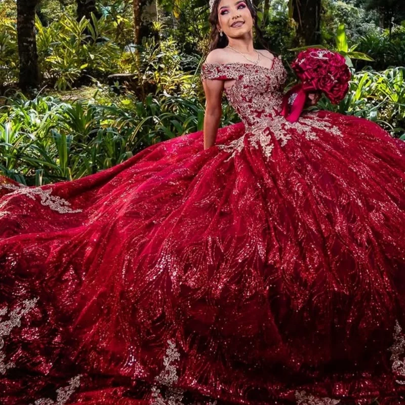 فساتين Quinceanera باللون الأحمر اللامع مخصصة قبالة الكتف كريستال بريق كريستال صائق ذيل طويل فيستدو 15 Quinceanera