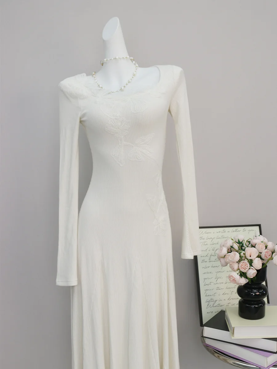 

Женское трикотажное платье с квадратным вырезом, рукавами-колокол, объемной вышивкой и широкой юбкой-клеш.