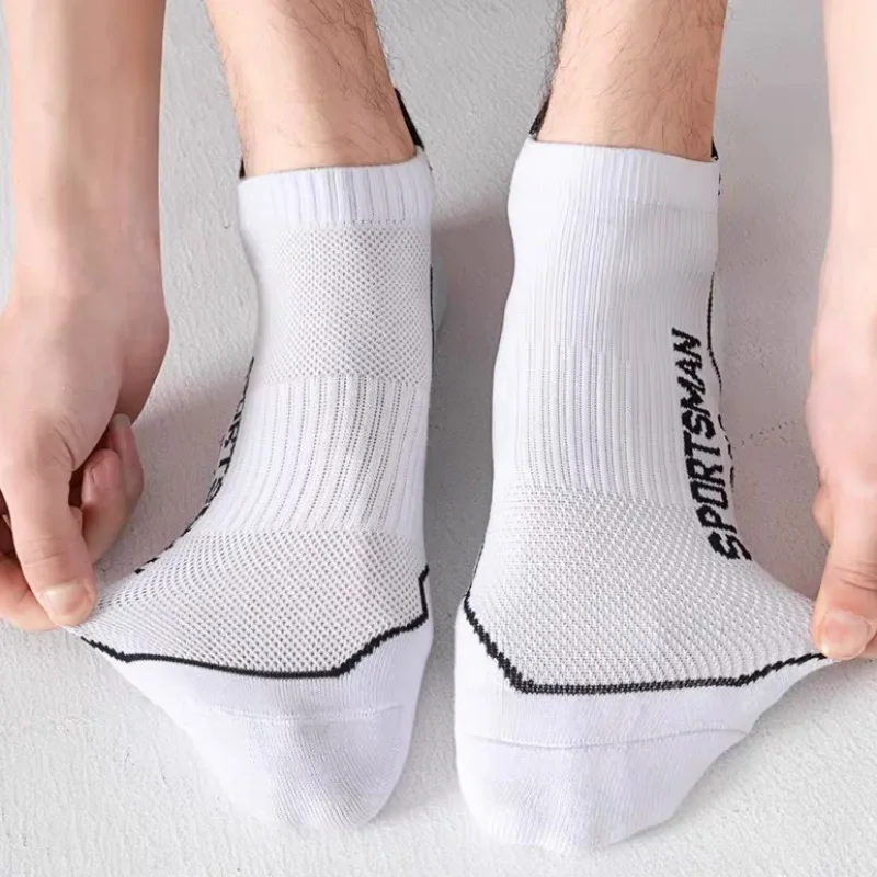 1 pair of socks men\'s short socks fall and winter models sports mesh running socks sweat-absorbing casual low-top socks