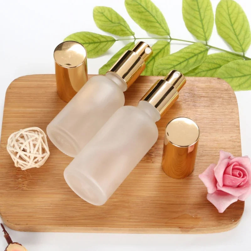 الأبيض متجمد الزجاج مضخة العطور رذاذ ضباب مستحضرات التجميل غرامة مستر غرفة المنزل رذاذ زجاجات مستحضرات التجميل السائلة مع مضخات رذاذ الذهب