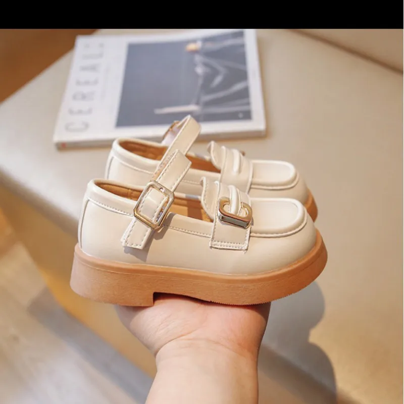 Skórzane buty dziewczęce 2025 letnie jesienne nowe dziecięce pojedyncze buty modne miękkie podeszwy księżniczki stylowe dziewczęce buty codzienne