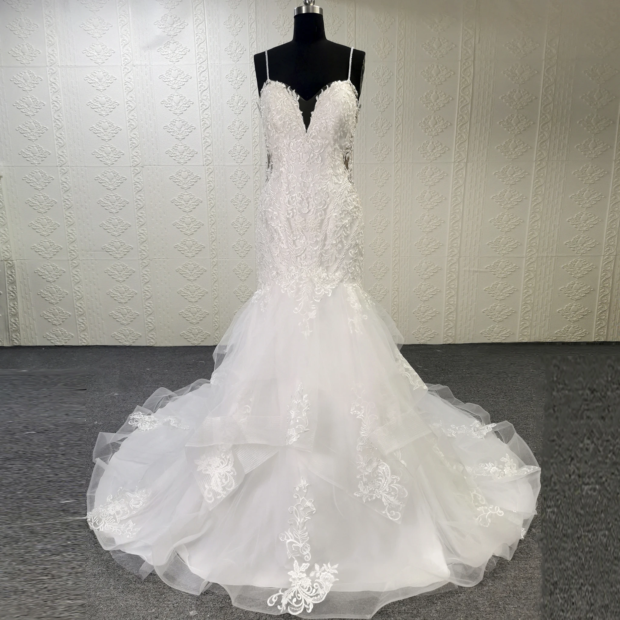 Rosymae Glorious Trompeten-Brautkleid mit tiefem Illusion, V-Ausschnitt, perlenbesetzten Spitzenapplikationen, gerüschter Tüll-Organza-Rock, Horseh