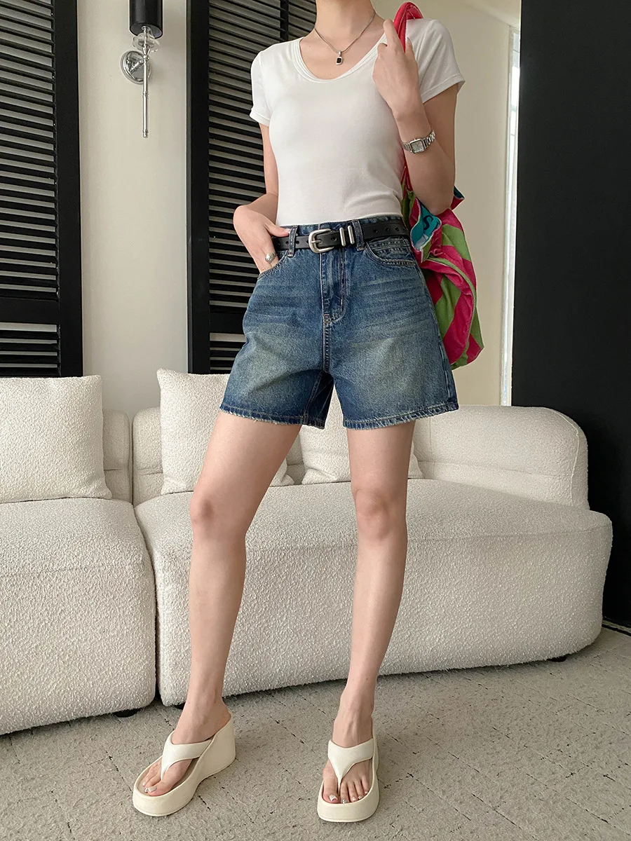 Sommerliche Damen-Shorts aus Baumwoll-Denim in einfarbigem amerikanischem Retro-Stil mit hoher Taille, schlank machendem A-Linien-Schnitt und weitem Bein. – Detail 3