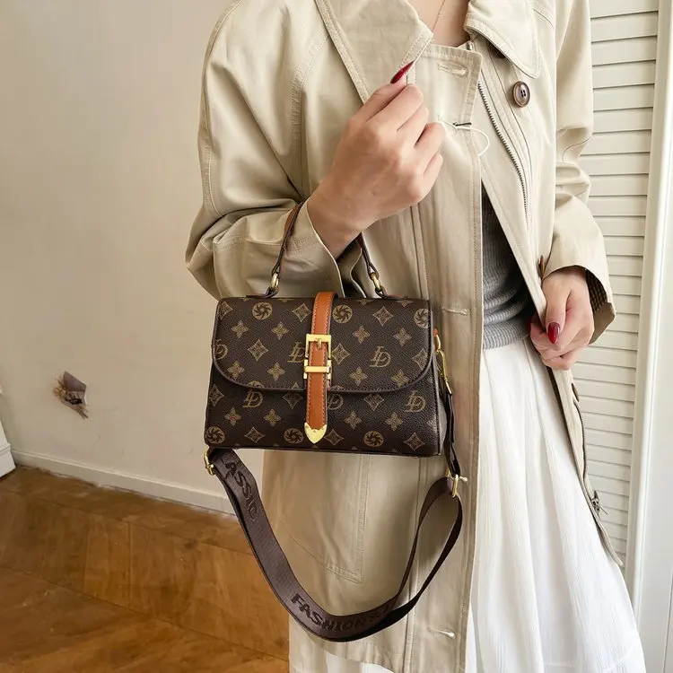 

2026 New Korean Bag Women's Niche Portable Old Flower Messenger Bag Contrasting Color Fashionable Nurse Bag