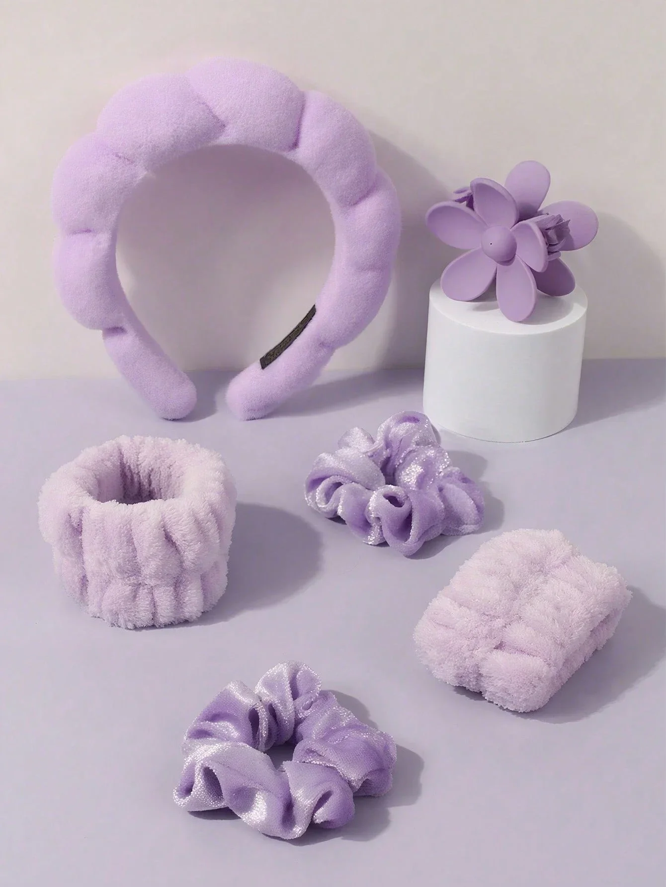 

Набор из 6 предметов: повязка для волос, резинки для волос и заколки-крабы с лавандой для умывания, ухода за кожей и макияжа