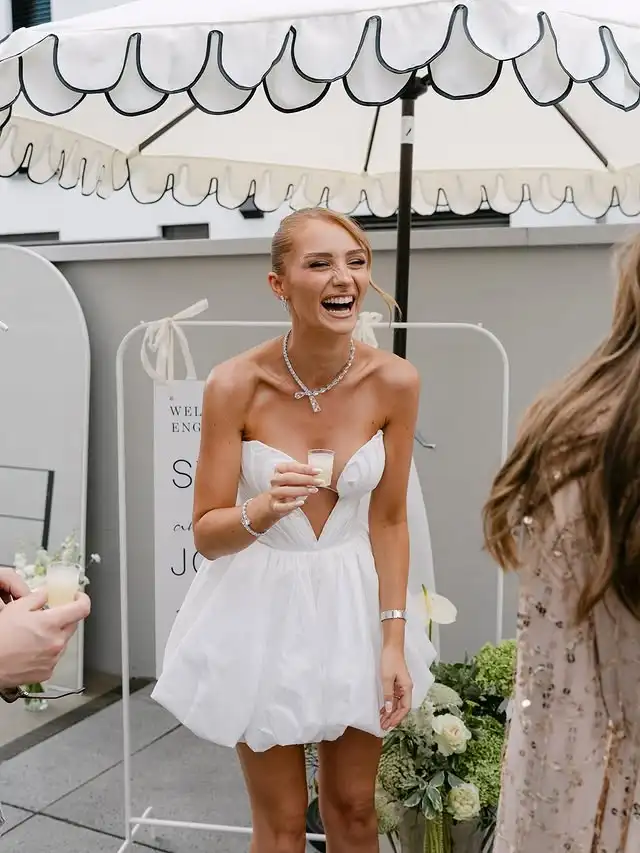 ชุดแต่งงานทรงเอไลน์เรียบง่ายผ้าทาฟเฟต้าแบบสั้น คอวี แขนกุด ชุดเจ้าสาว ชุดแต่งงาน  สามารถสั่งตัดได้