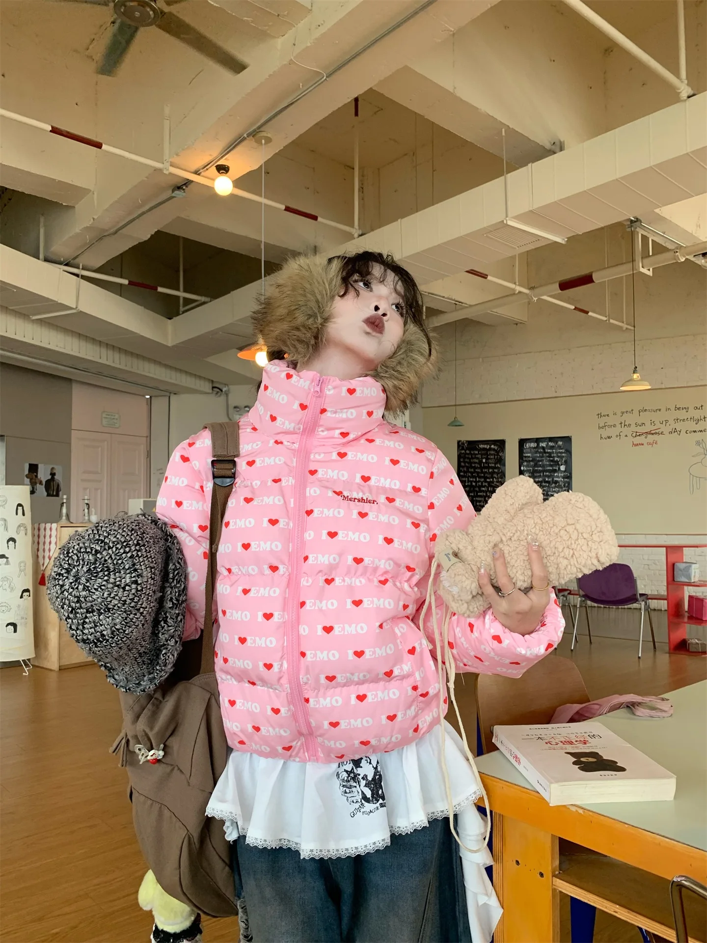 

Женская теплая хлопковая куртка Sweet Cotton на осень-зиму с капюшоном, на молнии, с длинными рукавами, воротником-стойкой и принтом в виде сердечек и букв