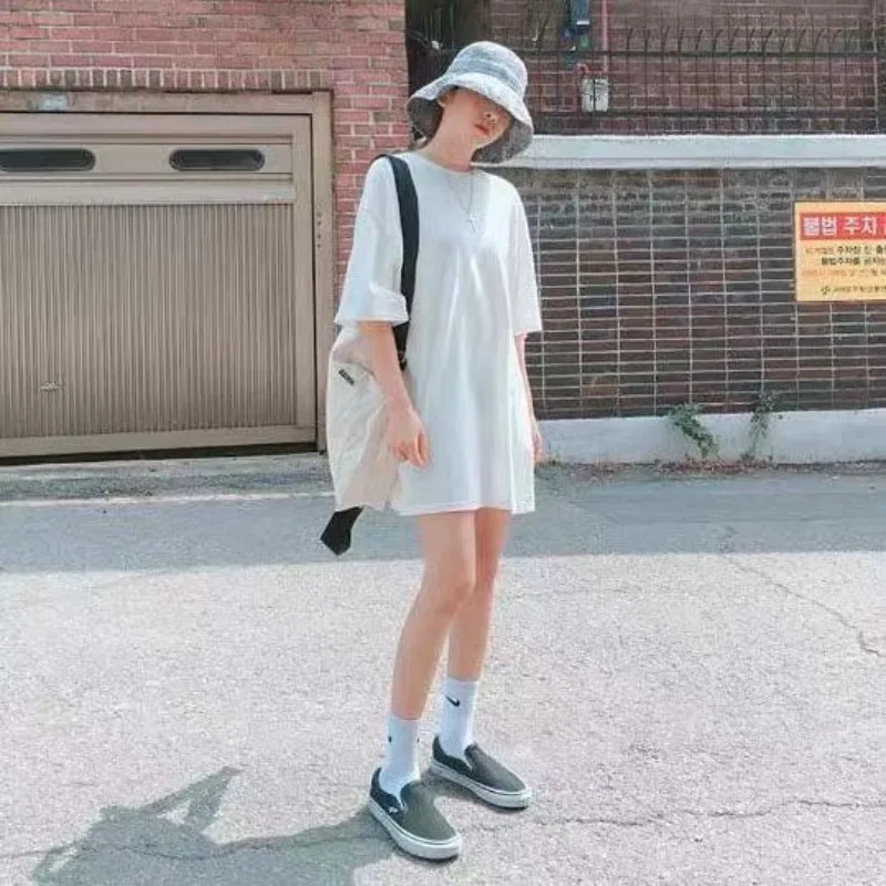 تي شيرت أمريكي ريترو متوسط الطول بأكمام قصيرة لفستان نسائي صيفي أسود فضفاض، ملابس غير رسمية كبيرة الحجم