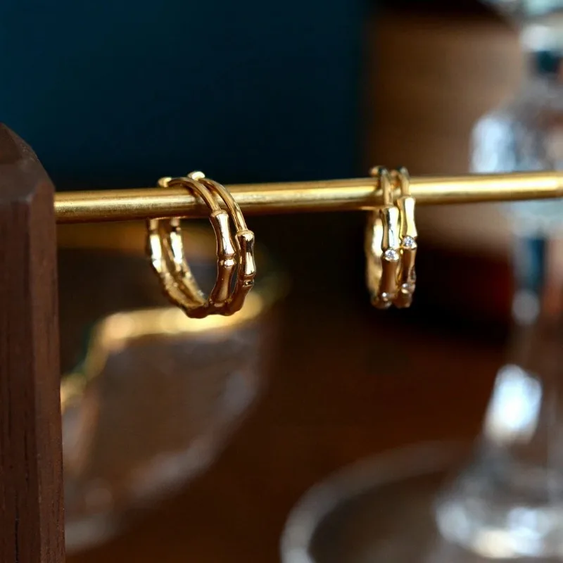 Orecchini di bambù lucidi freschi per le donne orecchini a cerchio intarsiati con diamanti in stile cinese di lusso leggero adatti per gioielli da indossare ogni giorno