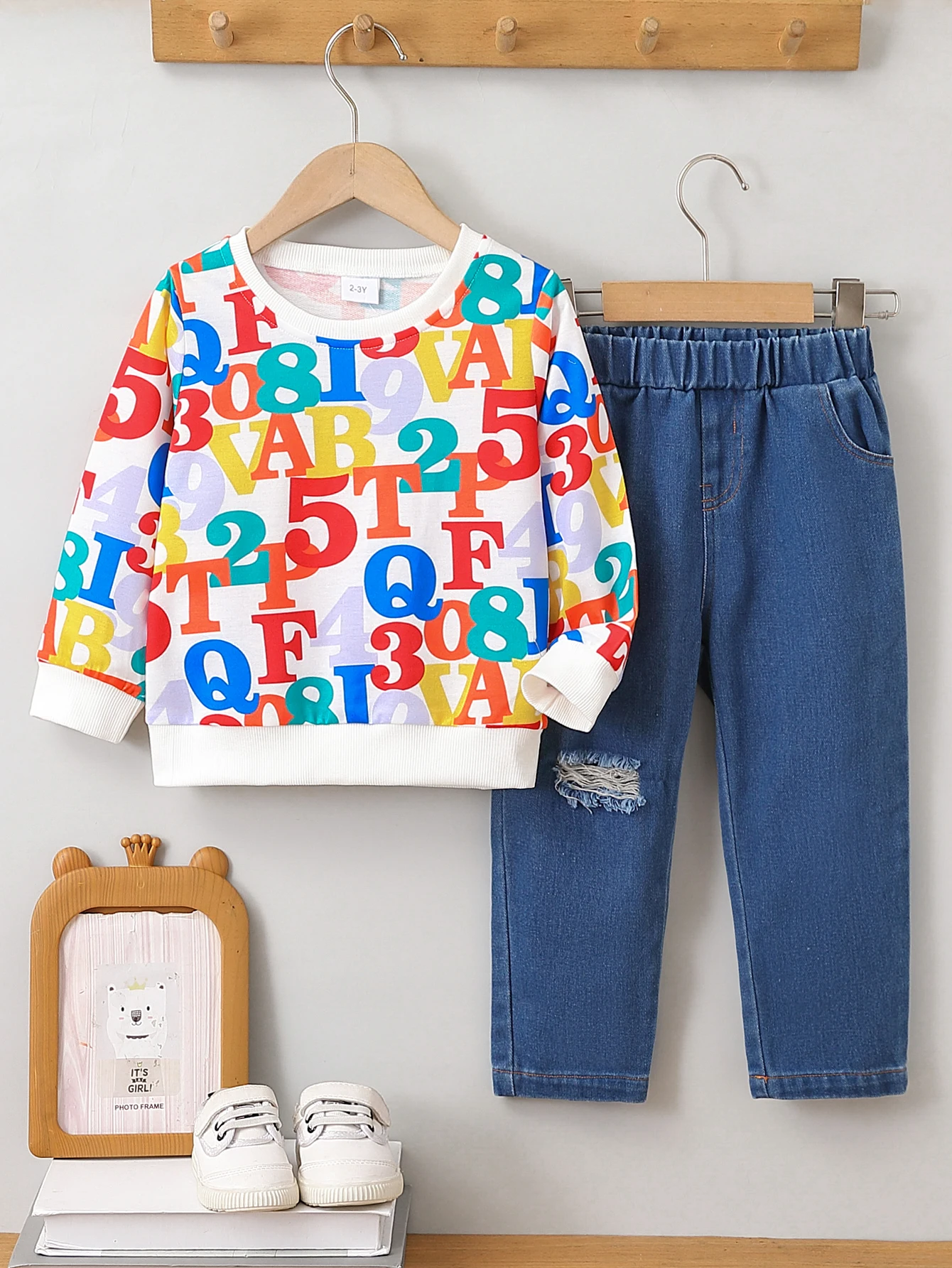 طقم جينز كاجوال للأولاد مطبوع عليه أرقام حروف، تصميم بفتحة خصر مرنة، مريح للارتداء اليومي، طباعة شخصيات متعددة الألوان #1