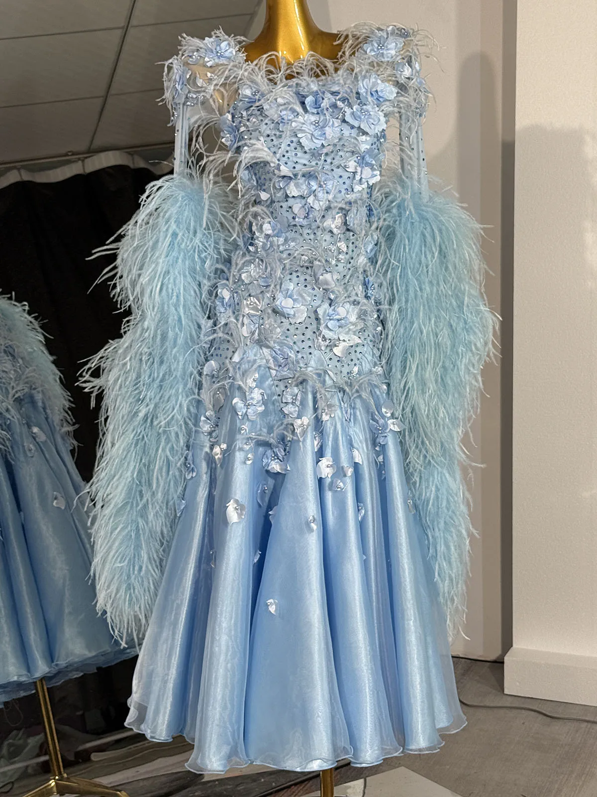 فستان مسابقة قاعة الرقص الحديثة المخصصة - حجب الألوان الجريئة واللمسات الكريستالية والحركة