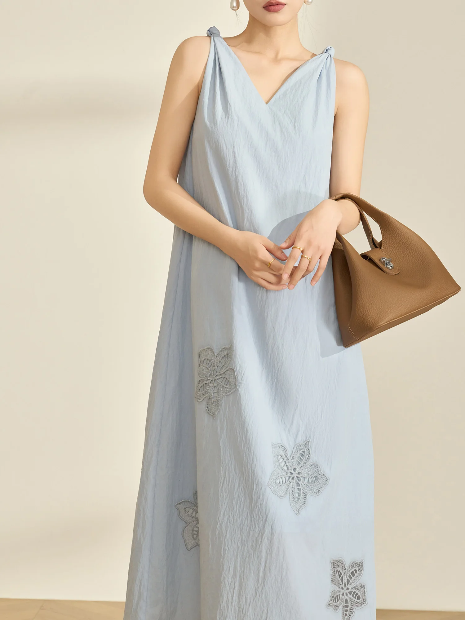 

Весеннее красивое синее длинное платье с V-образным вырезом и бретелями, пляжное платье с вышивкой, без бретелек, женское, повседневный стиль, с естественной линией талии