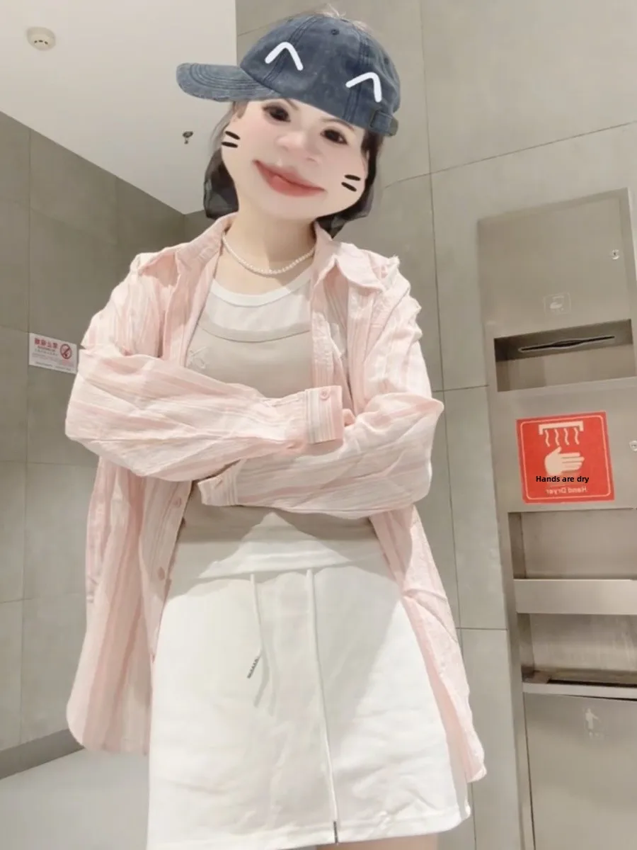 Damska luźna kurtka w paski w kolorze baby pink, chroniąca przed słońcem, w stylu koreańskim, długa, idealna do dojazdów do pracy.